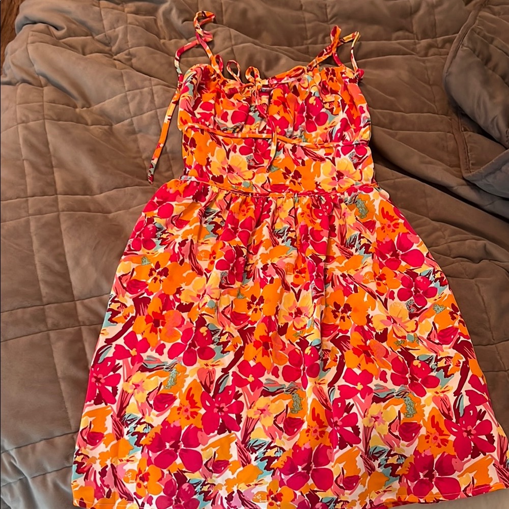 Fun summer dress. Open back with single straps crossed.